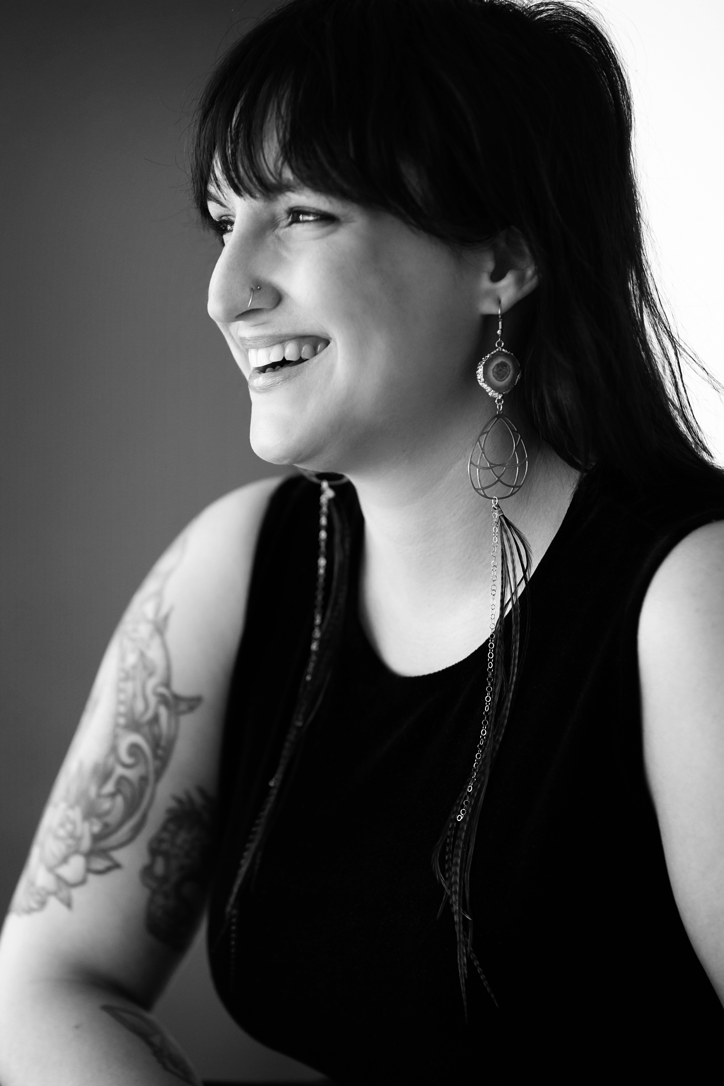 Jess Déziel qui regarde au loin.