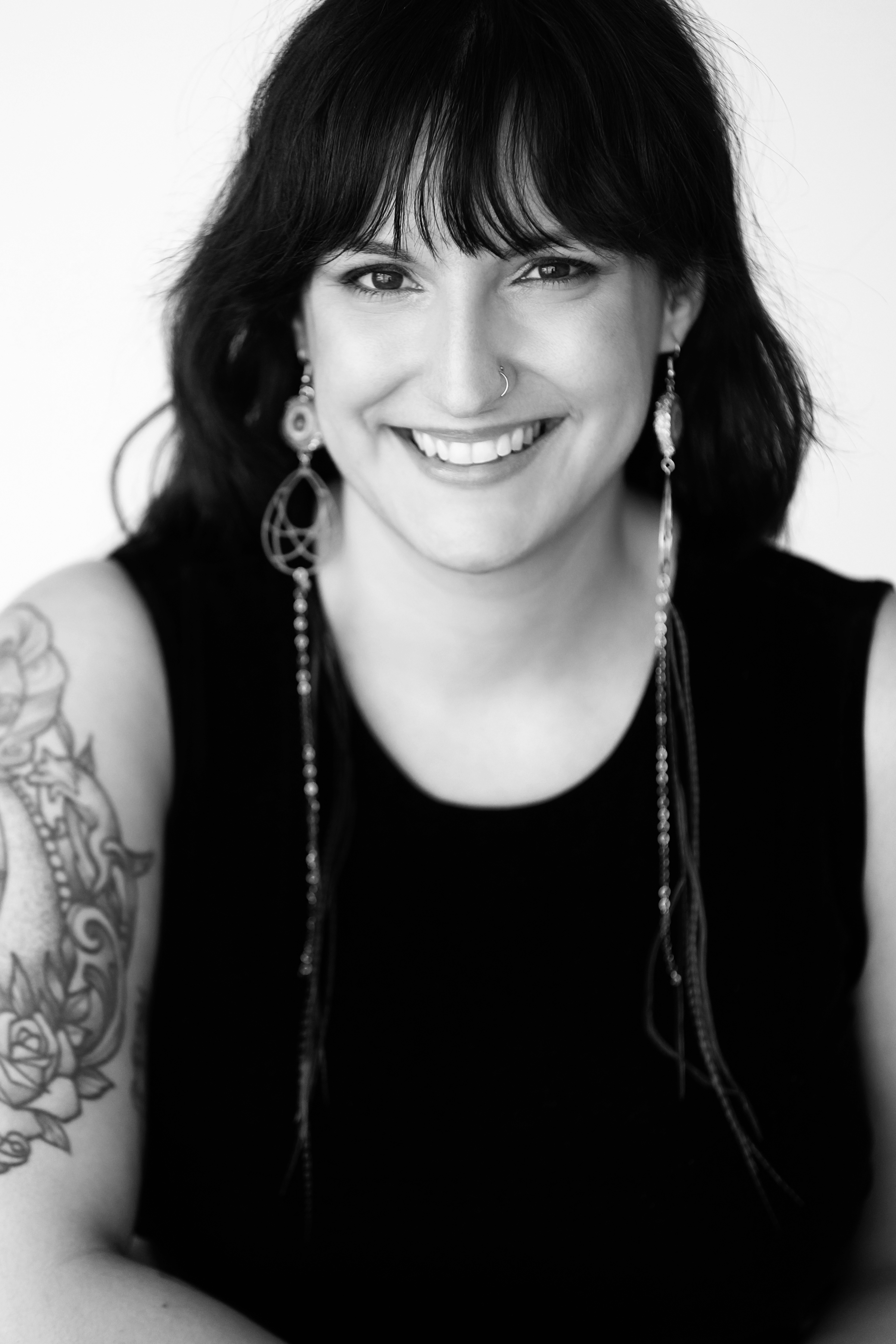 Jess Déziel regarde la caméra en souriant