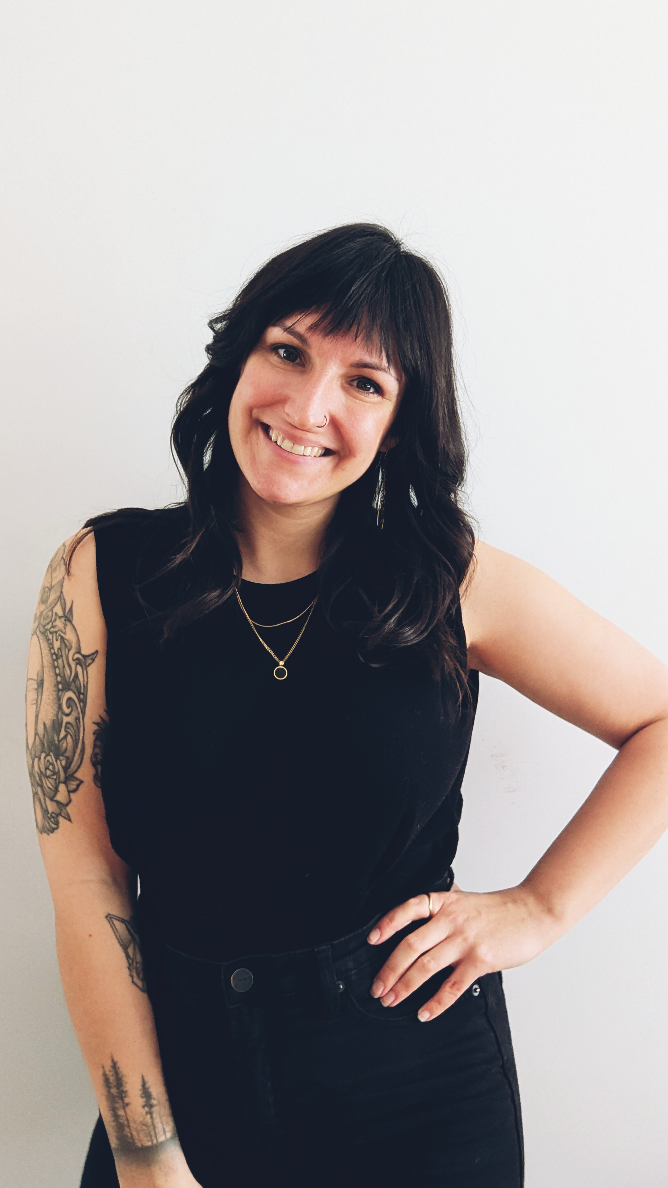 Jess Déziel qui sourit en regardant la caméra